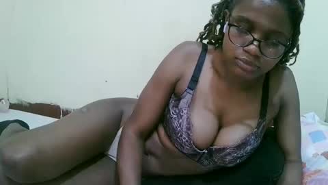 Snapshot of pretty_mellan chatting on February 17, 5:34 pm pretty_mellan online show from February 17, 5:34 pm