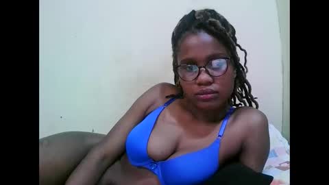 Snapshot of pretty_mellan chatting on February 13, 10:44 am pretty_mellan online show from February 13, 10:44 am