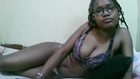 Snapshot of pretty_mellan chatting on February 17, 11:13 am pretty_mellan online show from February 17, 11:13 am