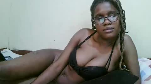Snapshot of pretty_mellan chatting on February 28, 12:43 am pretty_mellan online show from February 28, 12:43 am