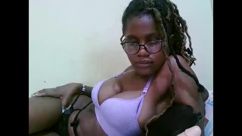 Snapshot of pretty_mellan chatting on March 3, 10:28 am pretty_mellan online show from March 3, 10:28 am
