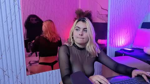 pretty_tay online show from April 29, 5:30 pm