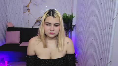 pretty_tay online show from April 10, 11:37 am