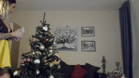 Snapshot of prettyalmaa chatting on December 17, 7:59 pm Alma online show from December 17, 7:59 pm