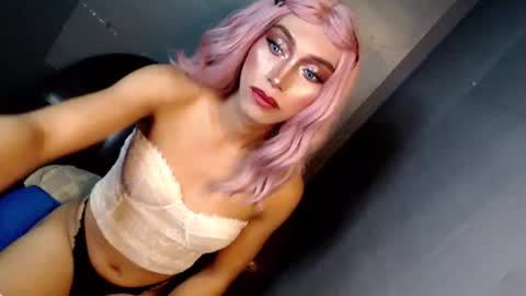 just call me QUEEN and ill be there online show from October 24, 7:14 pm