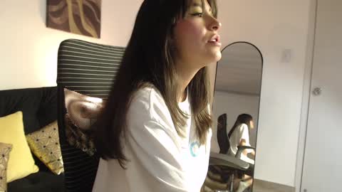 Snapshot of queenpink777 chatting on December 23, 7:09 pm Rose online show from December 23, 7:09 pm