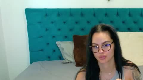 Snapshot of raeeamber_ chatting on September 16, 6:16 am sweet peach online show from September 16, 6:16 am