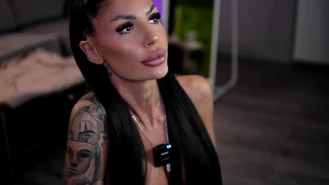 Raquelle online show from April 10, 9:03 am