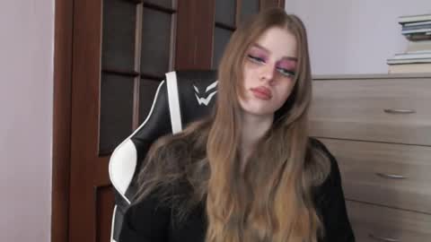 Lily online show from May 16, 3:03 am