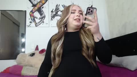 Snapshot of redvelvett22 chatting on October 12, 3:32 am redvelvett22 online show from October 12, 3:32 am