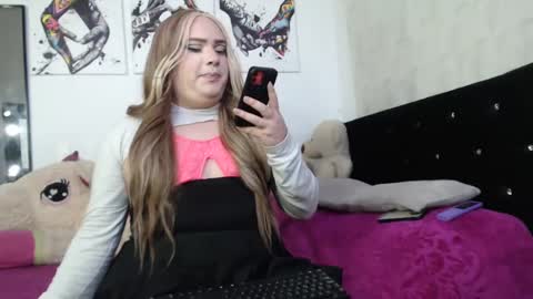 Snapshot of redvelvett22 chatting on October 3, 6:43 am redvelvett22 online show from October 3, 6:43 am