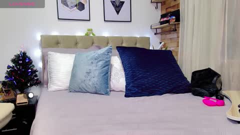 Yanella online show from December 22, 6:26 pm