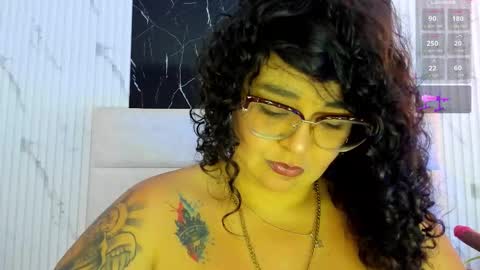 reginavegaa online show from November 6, 11:46 am