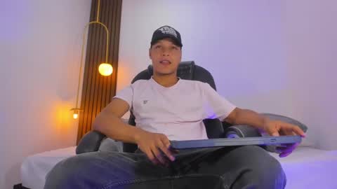Snapshot of ricky_owens1 chatting on February 4, 9:52 pm Ricky  online show from February 4, 9:52 pm