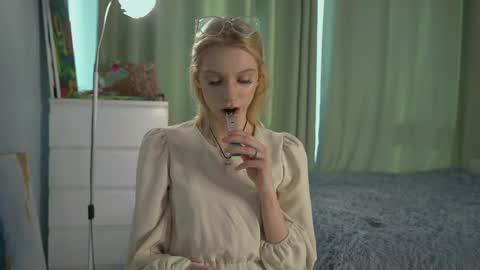 Akemi online show from April 15, 4:16 am