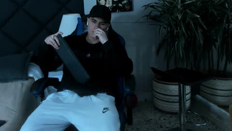 Roan Birkin online show from March 3, 9:44 pm