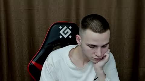 robert10211 online show from December 28, 6:40 pm