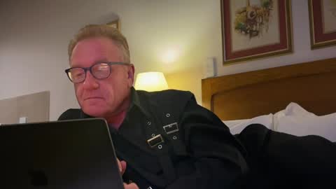 RobertTheRabbit online show from April 11, 7:07 pm