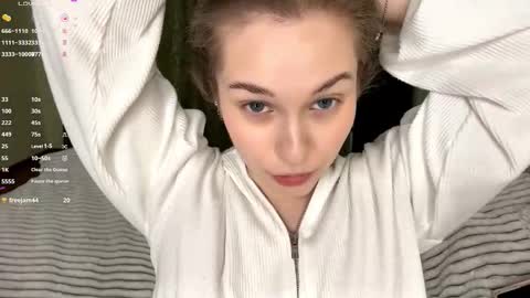 Mia online show from December 20, 7:37 am