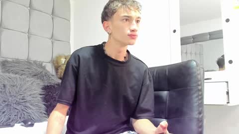 twink juli online show from December 31, 1:08 pm