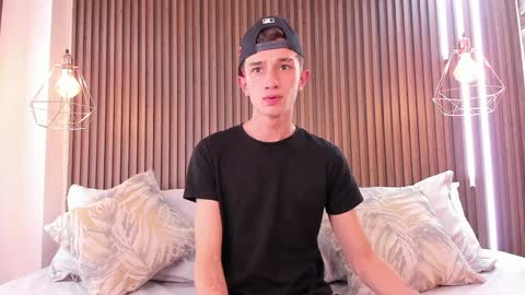 twink juli online show from February 7, 3:45 am