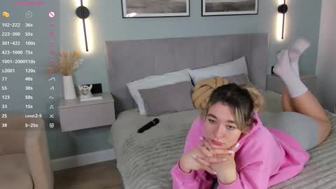 Mia online show from November 27, 7:38 am