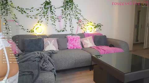 Snapshot of roseess_ chatting on October 13, 11:12 am roseess_ online show from October 13, 11:12 am