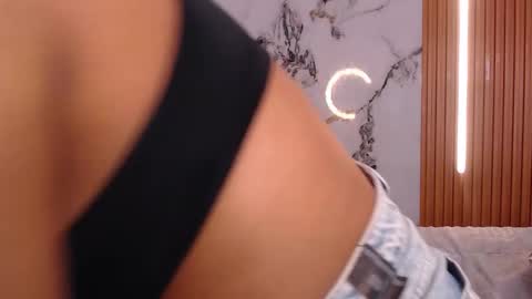 Rossi Hill online show from January 5, 8:01 pm