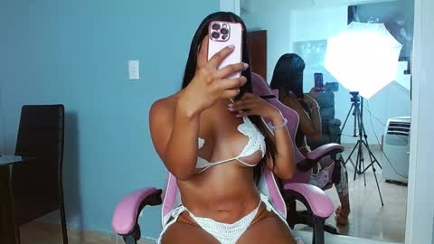 Snapshot of rousebonnett chatting on February 1, 11:48 pm ROUSE  online show from February 1, 11:48 pm