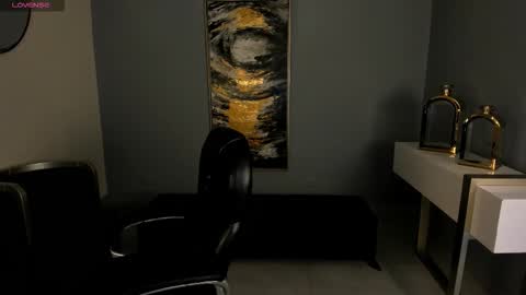 Roxanne Hill  online show from October 23, 11:34 am