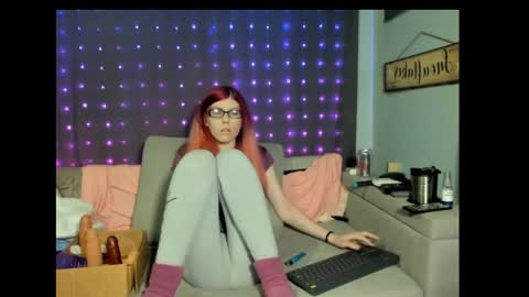 Snapshot of roxihazeleyes chatting on February 28, 1:26 am roxihazeleyes online show from February 28, 1:26 am