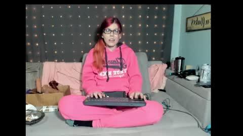 Snapshot of roxihazeleyes chatting on March 2, 12:43 pm roxihazeleyes online show from March 2, 12:43 pm