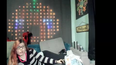 Snapshot of roxihazeleyes chatting on October 8, 5:52 pm roxihazeleyes online show from October 8, 5:52 pm