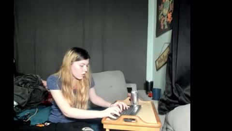 roxihazeleyes online show from March 4, 7:27 am