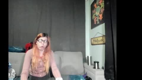 Snapshot of roxihazeleyes chatting on October 16, 5:56 pm roxihazeleyes online show from October 16, 5:56 pm