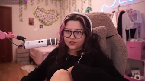 roxysuh online show from April 11, 7:45 am