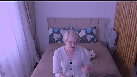 Sabrina MacMarren online show from April 4, 1:29 pm