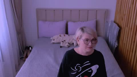 Sabrina MacMarren online show from March 29, 9:33 am