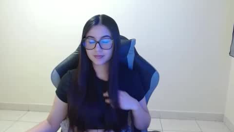 Sahaliefox  online show from December 1, 8:29 pm