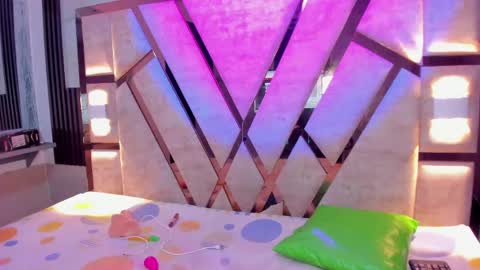 salem_rosee online show from May 8, 2:17 am