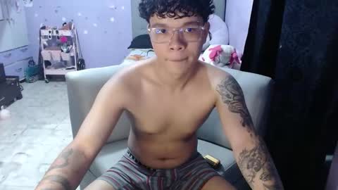 sam_latino22 online show from November 17, 10:45 pm