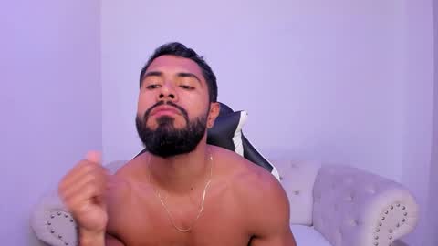 santiago_huntt online show from December 22, 12:56 pm