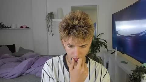 Snapshot of santy_kitty chatting on October 28, 1:17 am kitty online show from October 28, 1:17 am