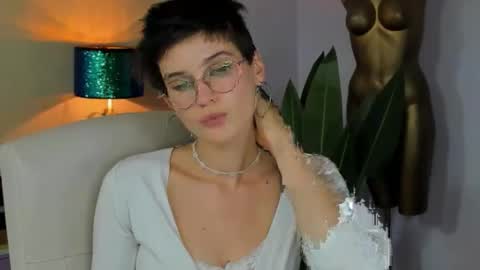 Snapshot of sarah_desire01 chatting on October 2, 2:49 pm Sarah online show from October 2, 2:49 pm