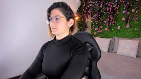 Sarah Deyvis online show from January 13, 2:25 pm