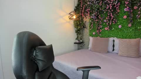 Sarah Deyvis online show from February 21, 6:00 pm