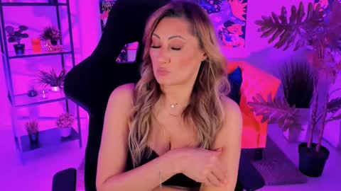 Divine Sarah NONUDE model online show from February 27, 2:54 pm