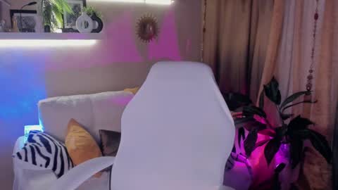 Divine Sarah NONUDE model online show from May 31, 4:39 pm
