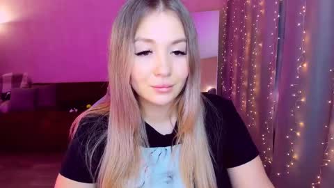 Snapshot of sarahmils chatting on March 10, 9:29 pm Sarah online show from March 10, 9:29 pm