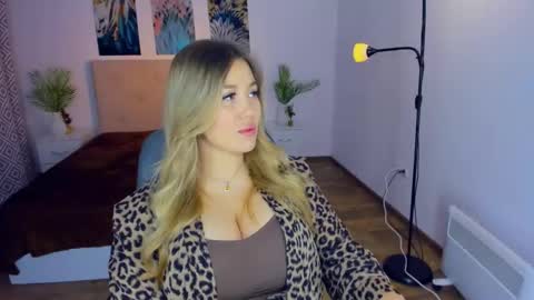 Snapshot of sarahmils chatting on January 17, 3:11 pm Sarah online show from January 17, 3:11 pm
